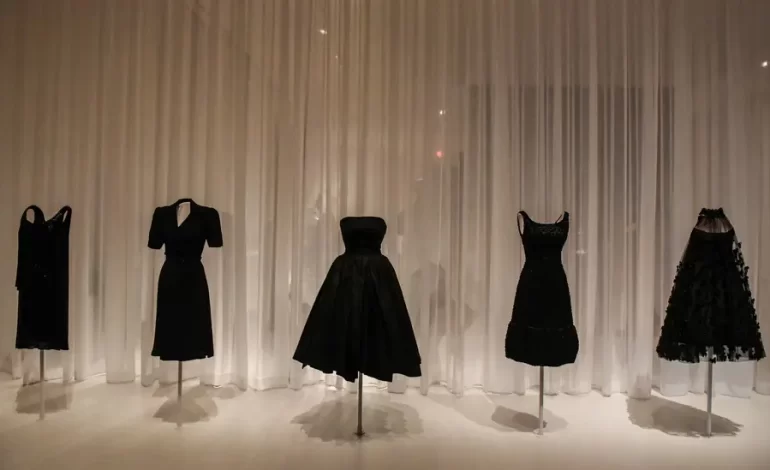 How to Wear LBD as a 50s Classic? 