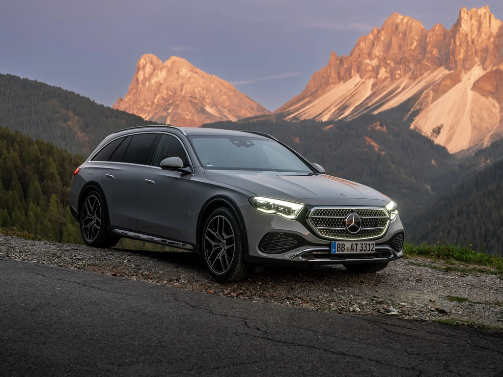 The Most Stylish Cars for Long Road Trips in 2024: Comfort Meets Elegance