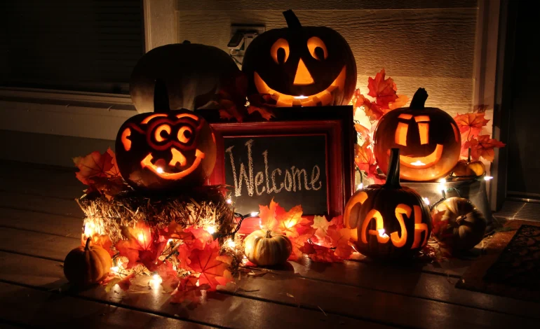 illuminated-jack-o-lanterns-with-welcome-sign